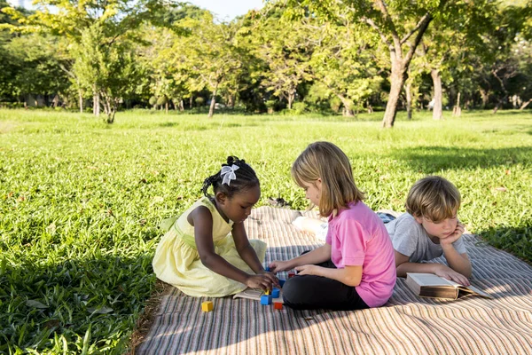 Kinder spielen im Park — Stockfoto