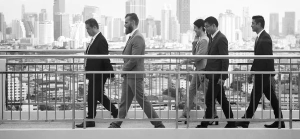 Gente de negocios caminando por la ciudad — Foto de Stock