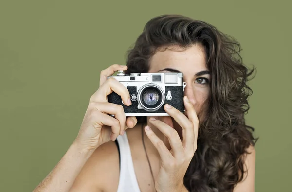 Mulher segurando câmera — Fotografia de Stock