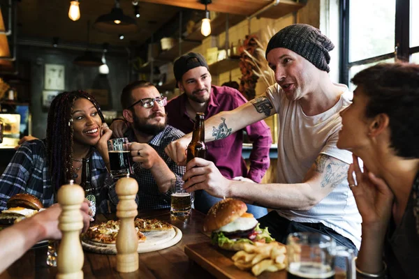 Les gens traînent dans un pub — Photo