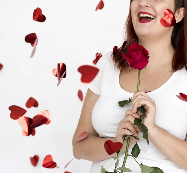 Mujer sosteniendo rosa roja — Foto de Stock