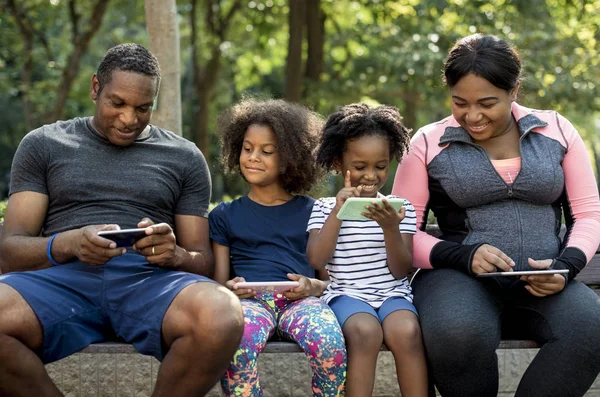 Familj med digitala enheter — Stockfoto