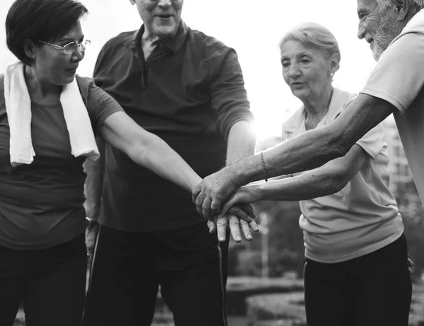 Pessoas fazendo exercícios esportivos — Fotografia de Stock