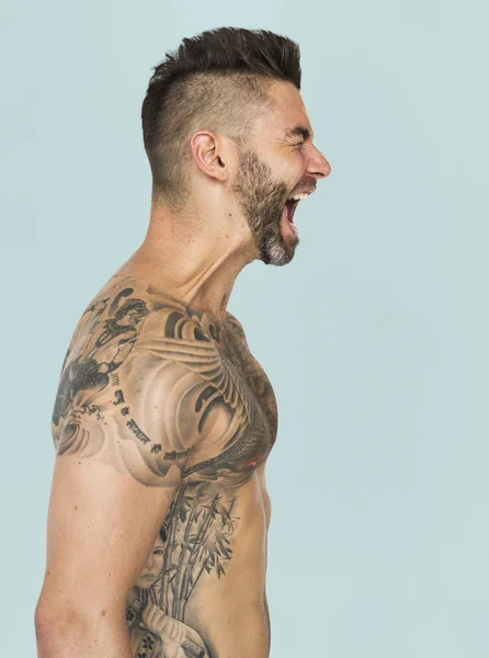 Gritando homem com tatuagens — Fotografia de Stock