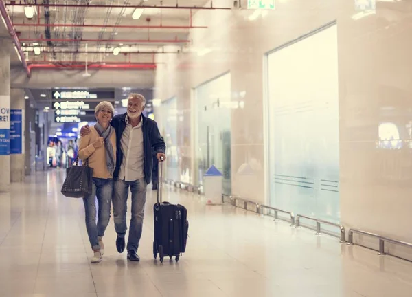 Seniorenpaar am Flughafen — Stockfoto