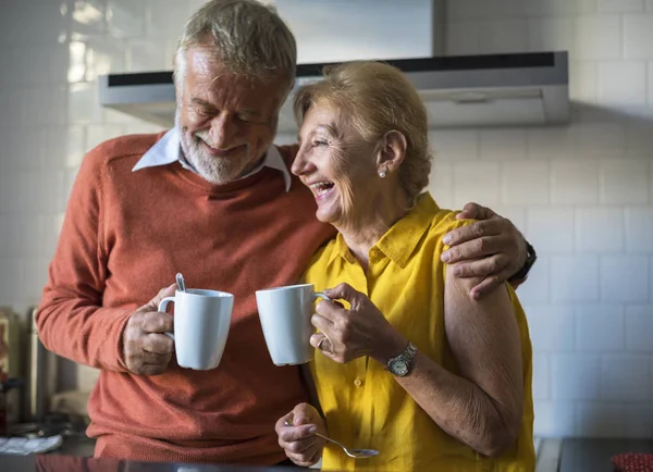 Pareja bebiendo verde azulado y riendo — Foto de Stock