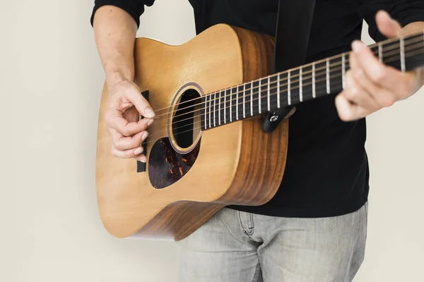 Man die akoestische gitaar speelt — Stockfoto