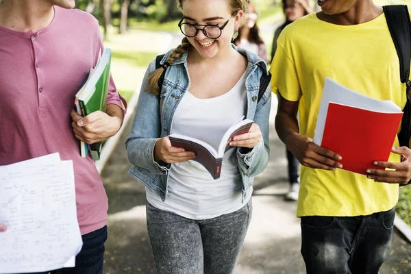 Estudantes multirraciais com livros . — Fotografia de Stock