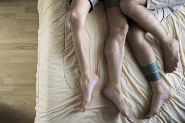 Hommes gay couple étendu dans lit — Photo