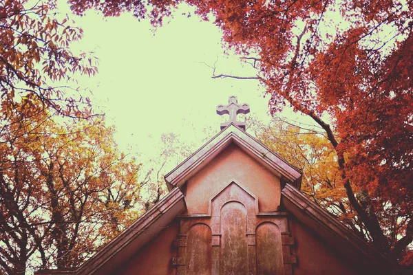 Temple Et Croix dans le parc d'automne — Photo