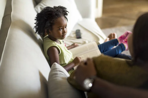 Petite fille lecture livre — Photo