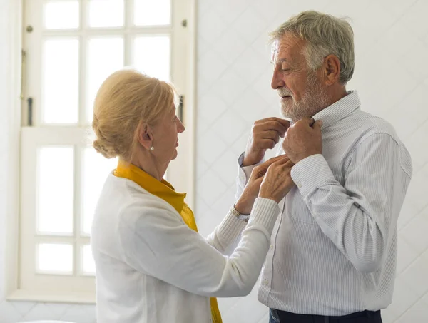 Senior woman Helping senior man — Stock Photo, Image