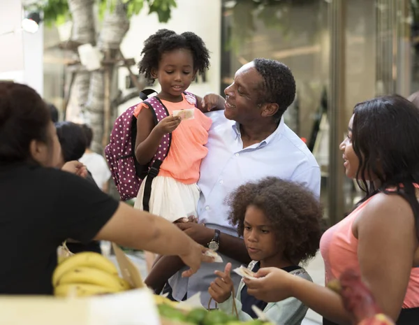 Acheter de la nourriture en famille au marché — Photo