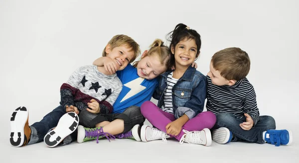 Niños multiétnicos en el estudio — Foto de Stock