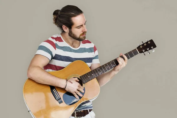 Alkalmi férfi gitározni — Stock Fotó