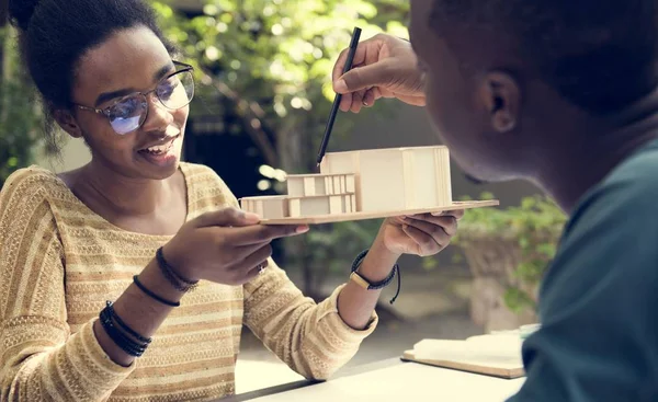 Diseñadores creando modelo de edificio —  Fotos de Stock