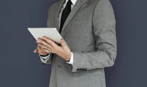 Affärsman med hjälp av Tablet PC — Stockfoto