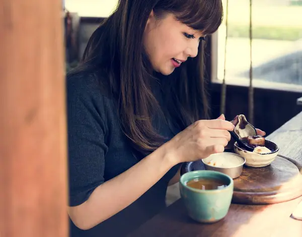 Mujer cenando en la cafetería — Foto de Stock