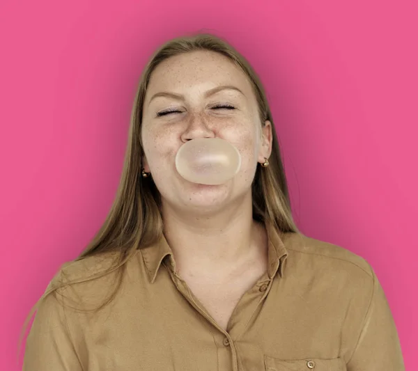 Женщина с пузырчатой жвачкой — стоковое фото