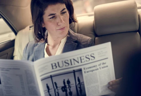 Businesswoman Reading Newspaper — Stock Photo, Image