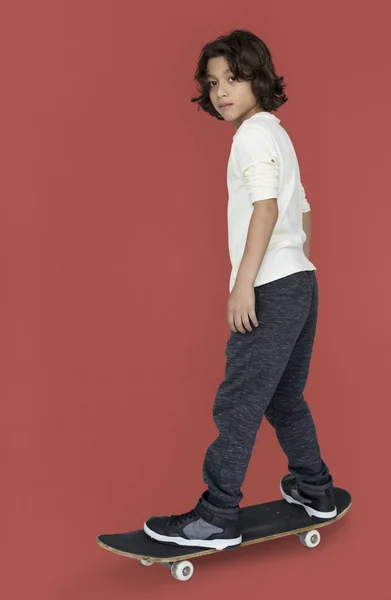 Ragazzo elegante con skateboard — Foto Stock