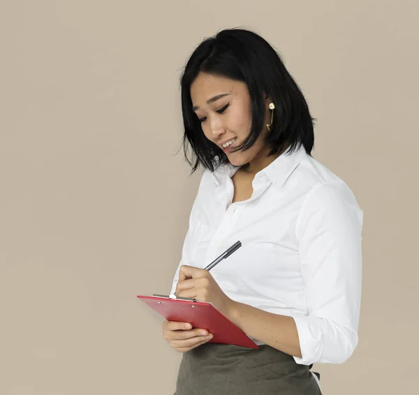 Aziatische vrouw schrijft notities — Stockfoto