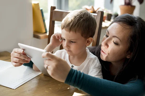 Mom and Son menggunakan tablet digital — Stok Foto