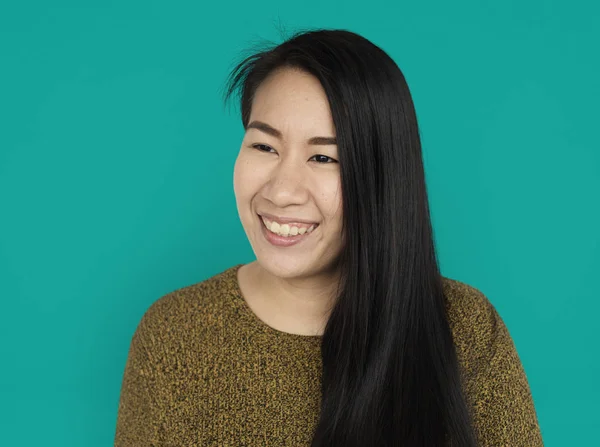 Junge lächelnde asiatische Frau — Stockfoto