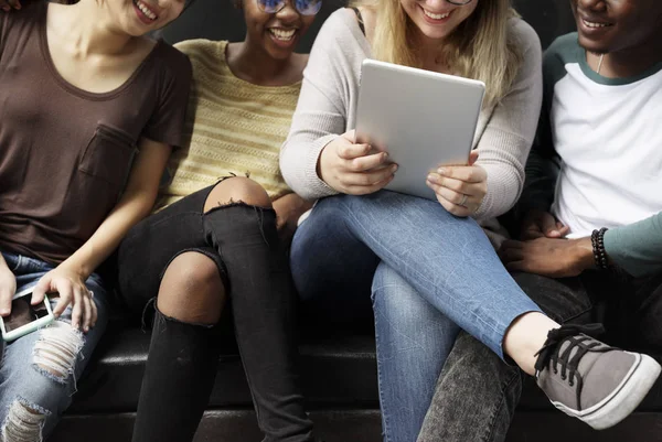 Studenti brainstorming e utilizzando tablet — Foto Stock