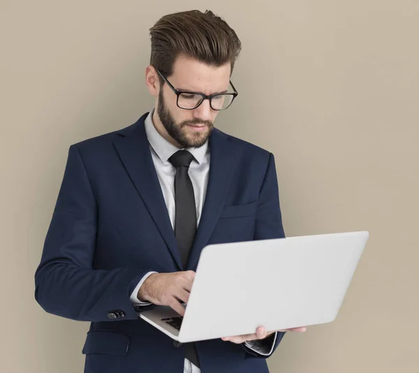 Affärsman med laptop i studio — Stockfoto