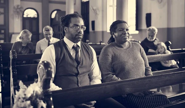 Gruppe von Menschen in der Kirche — Stockfoto