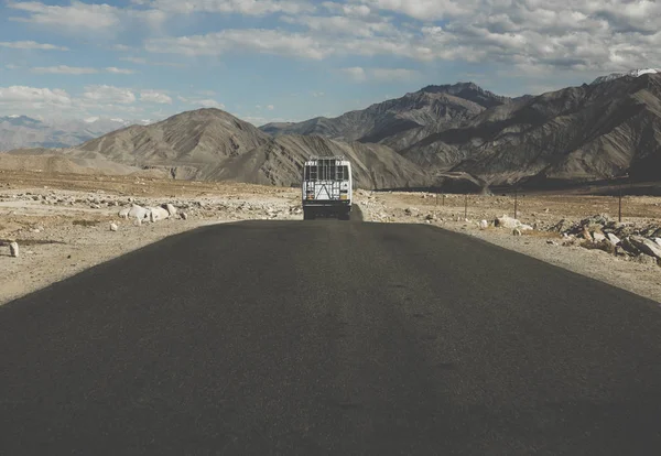 Катание на машине по дороге в горах — стоковое фото