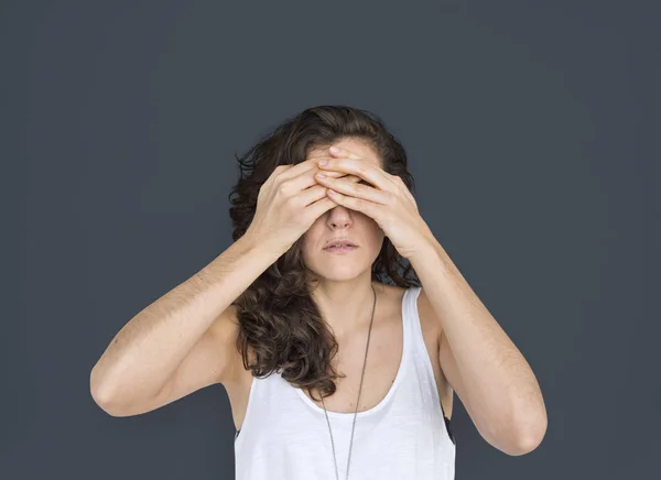 Mulher fechar os olhos com as mãos — Fotografia de Stock