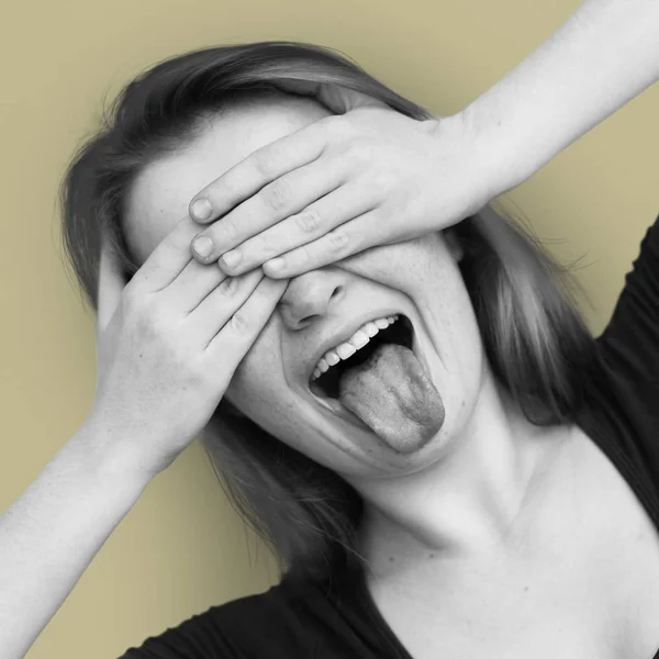 Ung kvinna peta tungan — Stockfoto