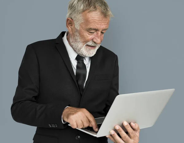 Senior-Geschäftsmann mit Laptop — Stockfoto