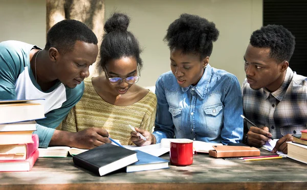 Studenti casuali brainstorming insieme — Foto Stock