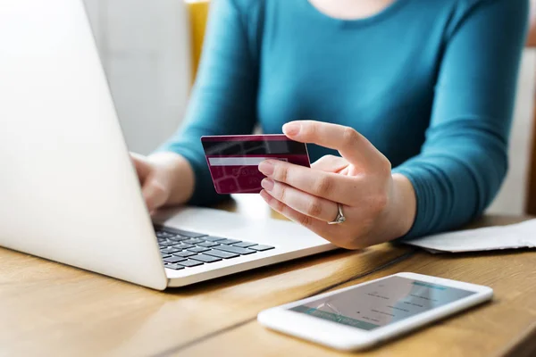 Mulher usando laptop e cartão de crédito — Fotografia de Stock