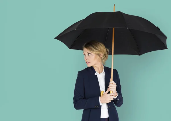 Studio shoot av affärskvinna med paraply — Stockfoto