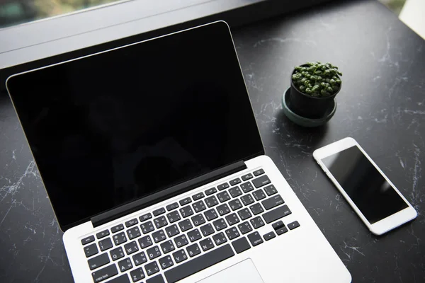 Computer portatile moderno sul tavolo da lavoro — Foto Stock