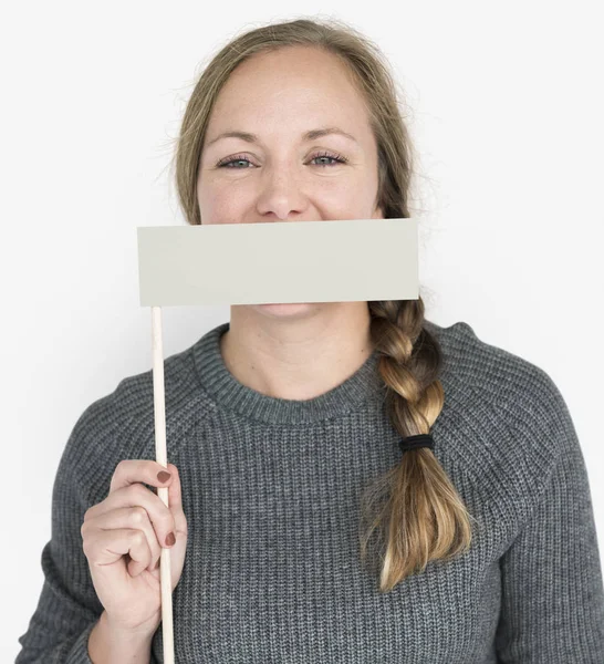 Frau mit Fahne vor Mund — Stockfoto