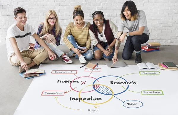 Studenti che studiano insieme — Foto Stock