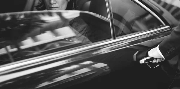 Businesswoman riding in taxi — Stock Photo, Image