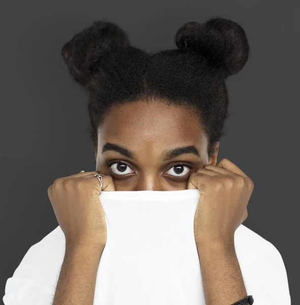 Африканская девушка, закрывающая лицо свитером — стоковое фото