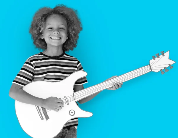 Ragazzo che suona sulla chitarra di carta — Foto Stock