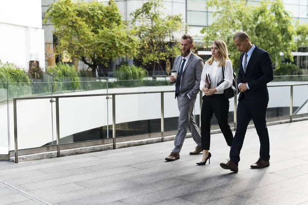 Uomini d'affari che camminano e discutono — Foto Stock