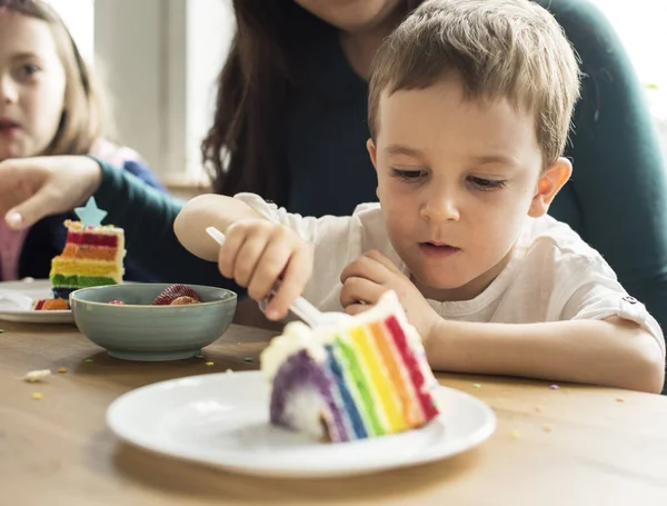 Kleine jongen eten cake van de kindverjaardag — Stockfoto