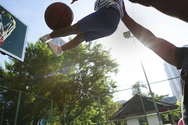 Baba ve kız basketbol oynarken — Stok fotoğraf