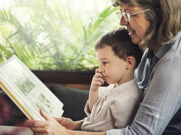 Leesboek oma met kleinzoon — Stockfoto