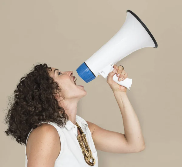 Mulher gritando em alto-falante megafone — Fotografia de Stock