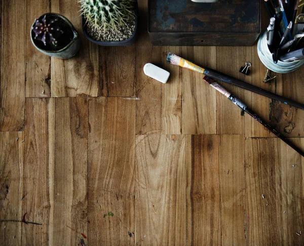 Drewniany stół z pędzlami — Zdjęcie stockowe